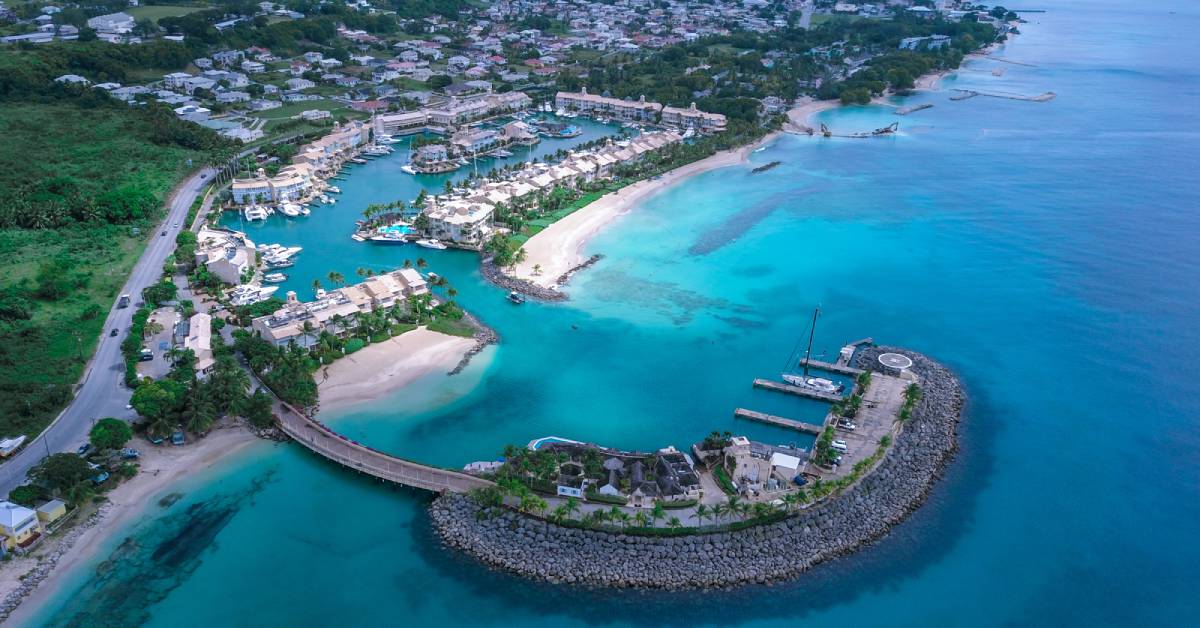 should-you-rent-or-buy-your-vacation-home_Terraluxury-303642-coastline-ocean-houses