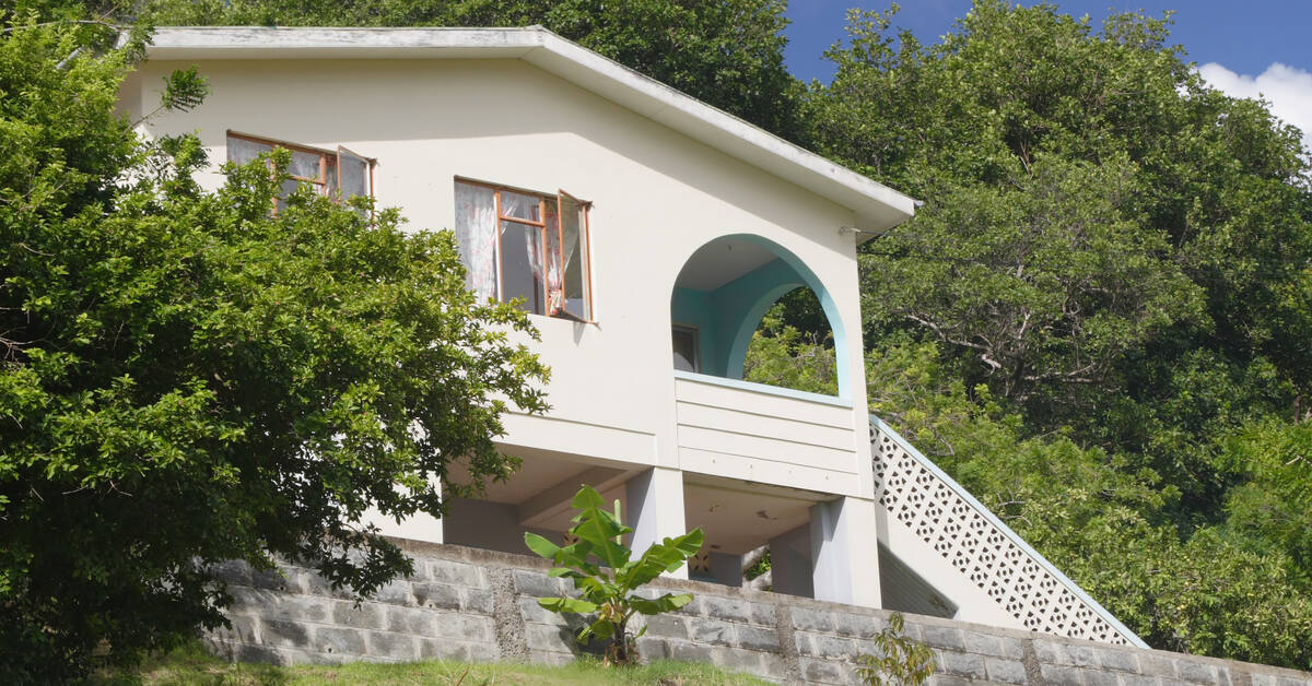 blog_Houses-vs-Villas-in-Barbados-Which-Is-Right-for-You_Terraluxury-348362-house-hill-windows-blogbanner1