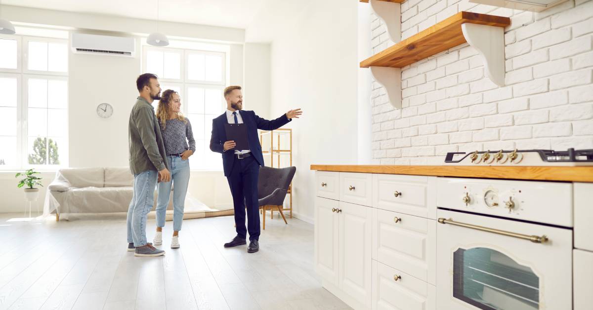 blog_Tips-To-Prepare-Your-Vacation-Home-for-Showings_Terraluxury-335214-windows-kitchen-people-blogbanner1