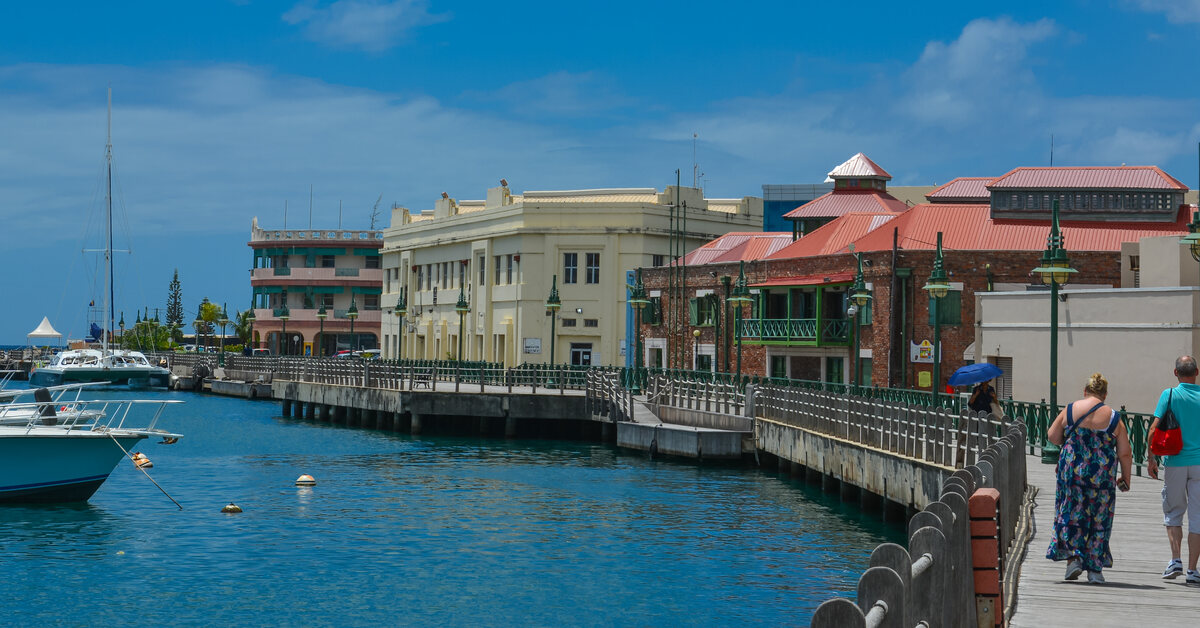 blog_waterfront-living-in-barbados-advantages-and-considerations_Terraluxury-348361-buildings-people-boats-blogbanner1